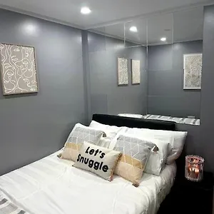 1 Bedroom Flat In Center Apartment Cardiff